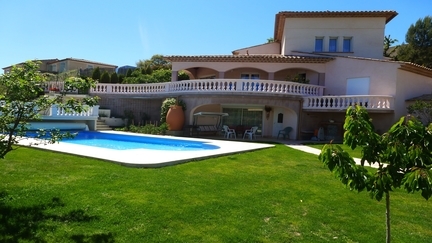 Propriété vue de face avec piscine Propriété vue de face avec piscine