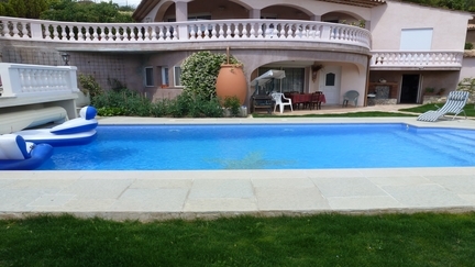 Piscine avec volet motorisé Piscine avec volet motorisé